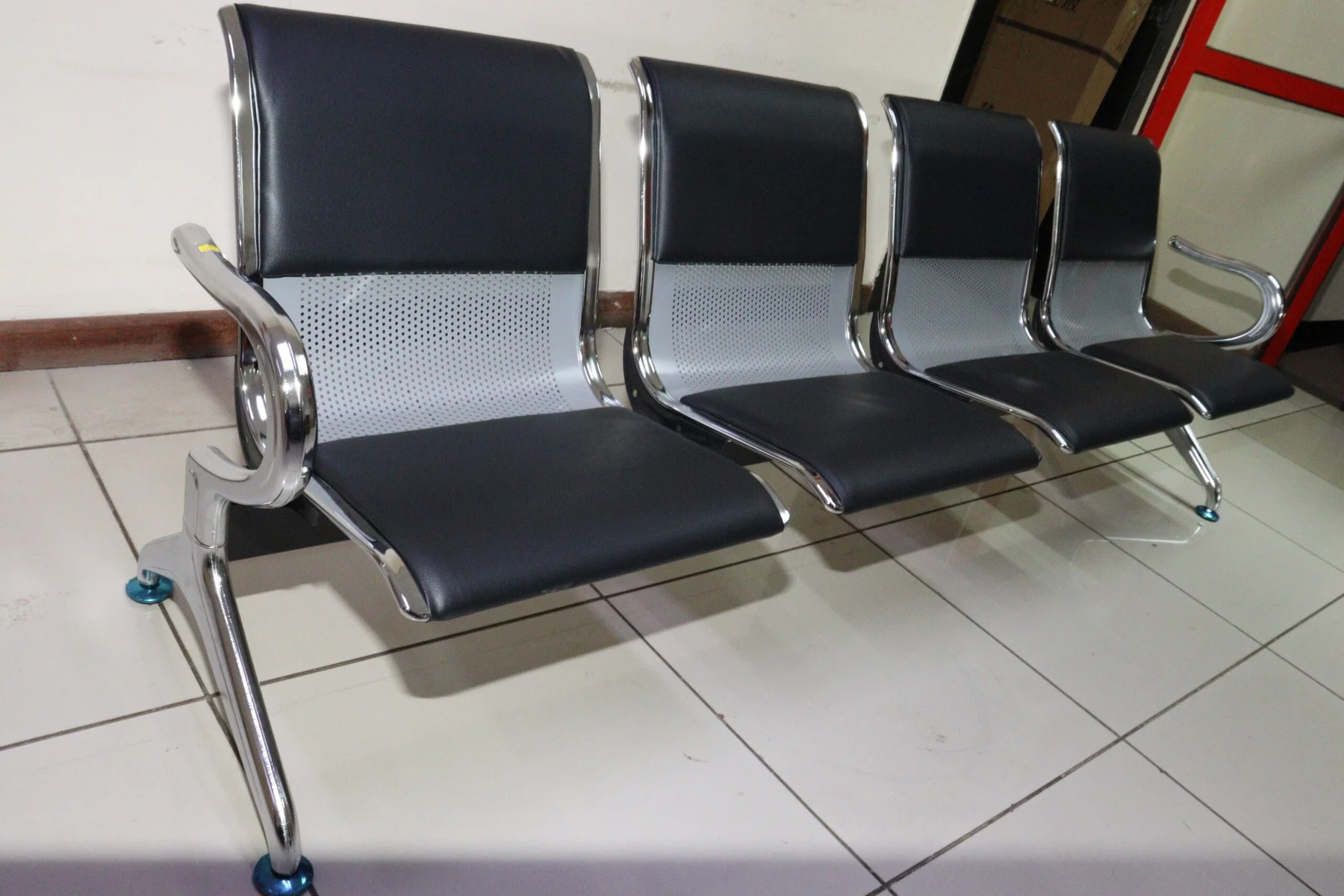4 Link Waiting Bench