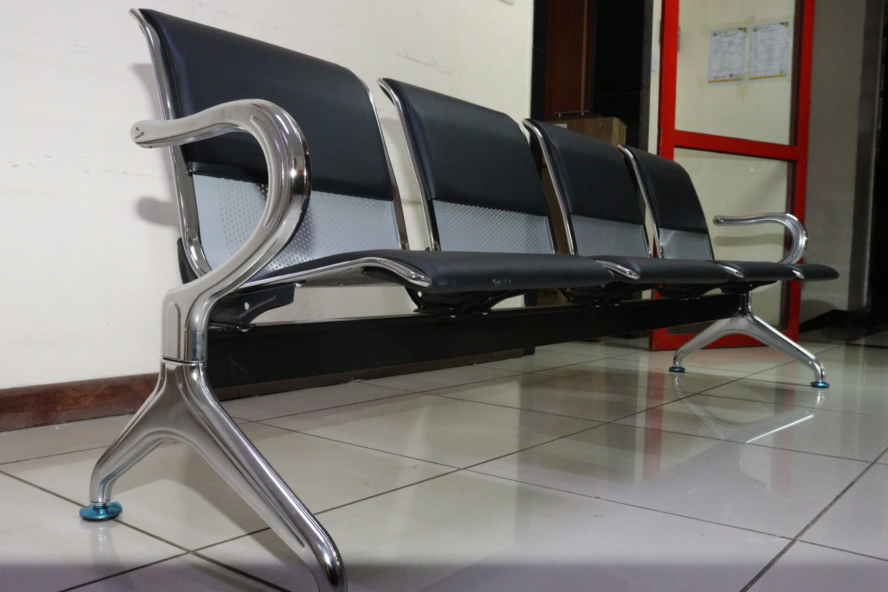 4 Link Waiting Bench