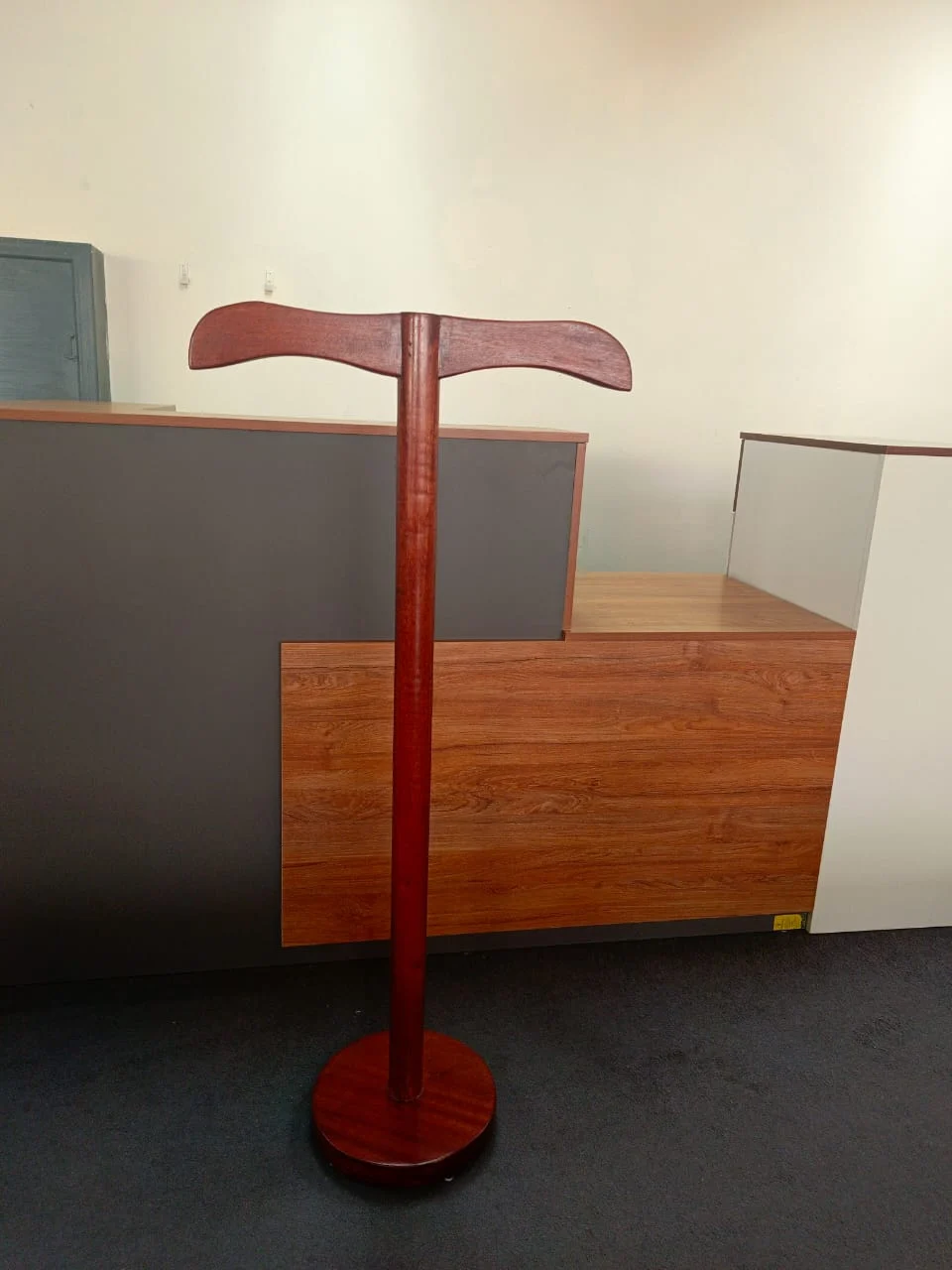 Mutileon Coat Hanger