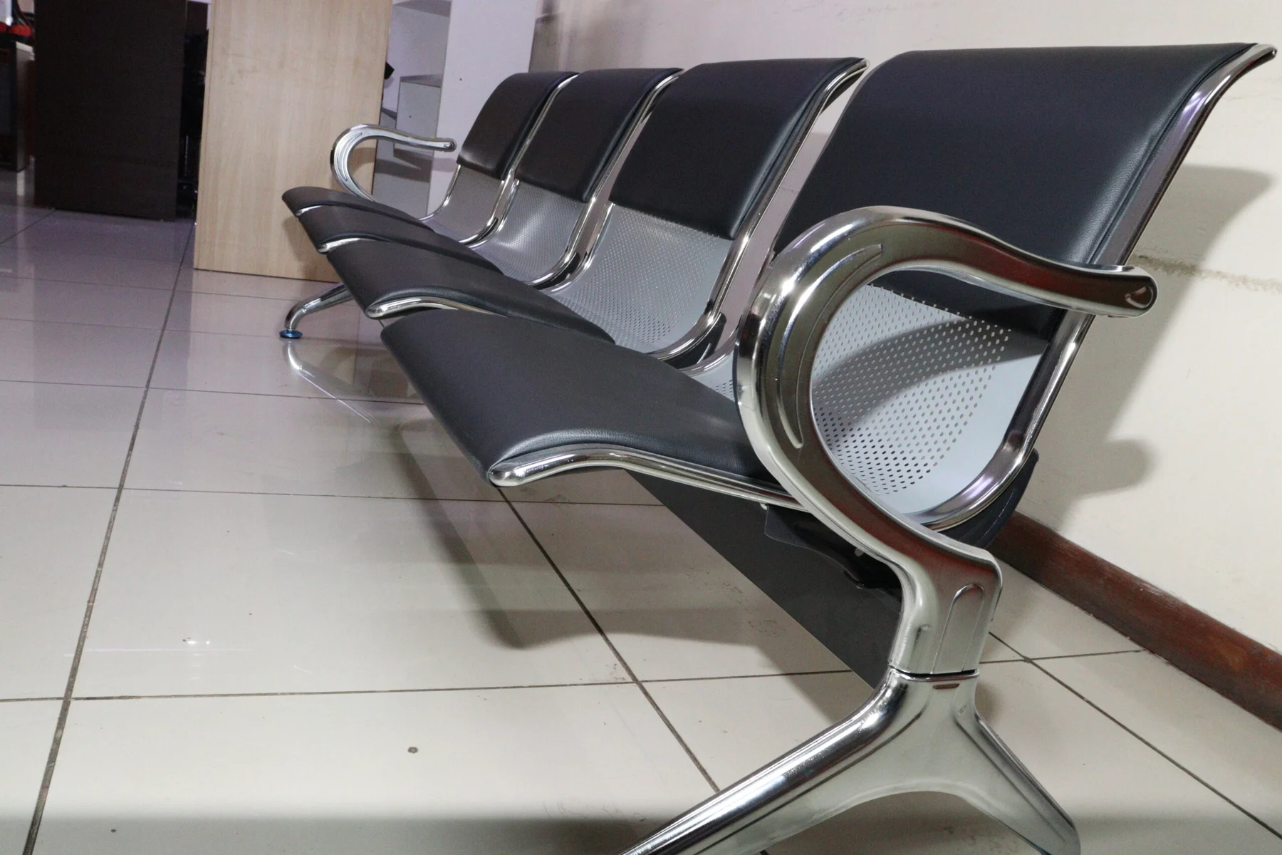 4 Link Waiting Bench