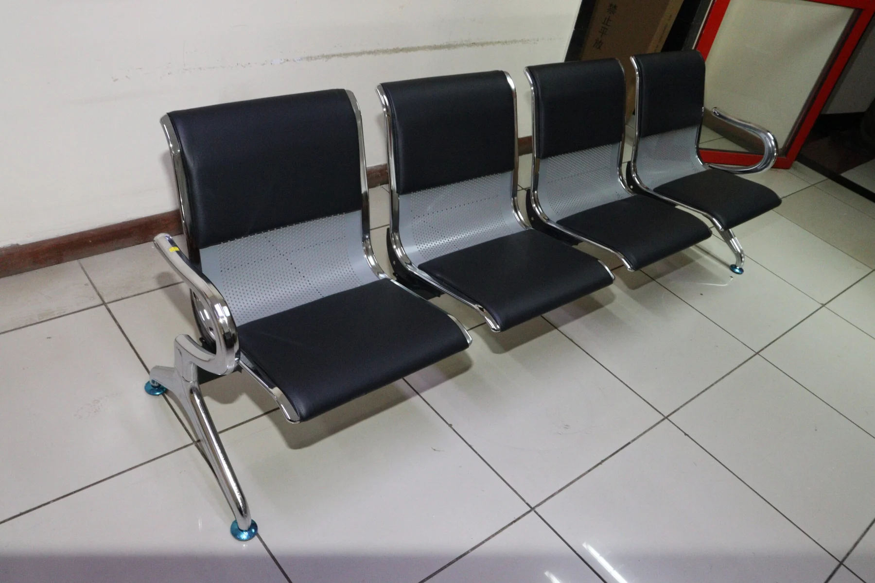 4 Link Waiting Bench